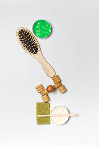 A bőrápolási és szépségápolási termékek környezetbarát természetes anyagokból készült egyensúlyozó piramisa - Fotó, kép