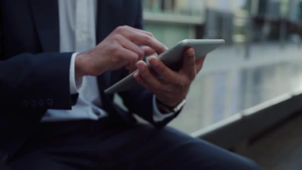 Ofis binasının dışındaki balkonda otururken dijital tablet yazan karışık ırk işadamı - Video, Çekim