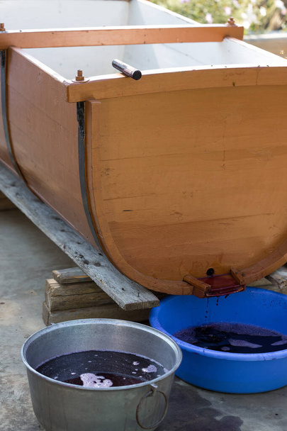 Винодел разливает виноградный сок для транспортировки в бочки. - Фото, изображение
