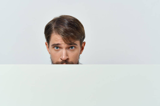 férfi kukucskál ki mögül banner reklám életmód fény háttér - Fotó, kép