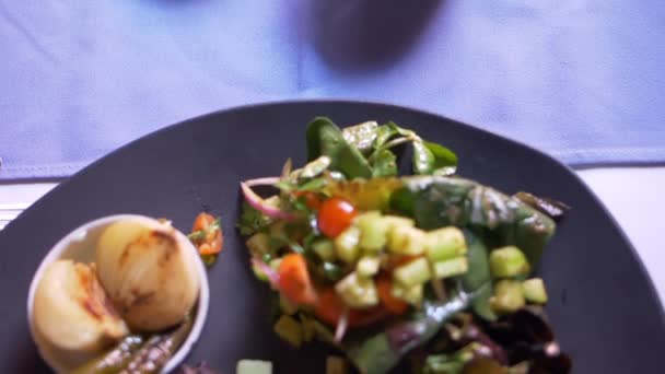 Мясо на гриле, салат, жареный лук и перец чили на тарелке - Кадры, видео