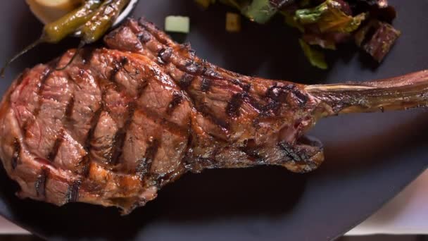 Grillezett hús, saláta, pirított hagyma és chilipaprika tálcán - Felvétel, videó