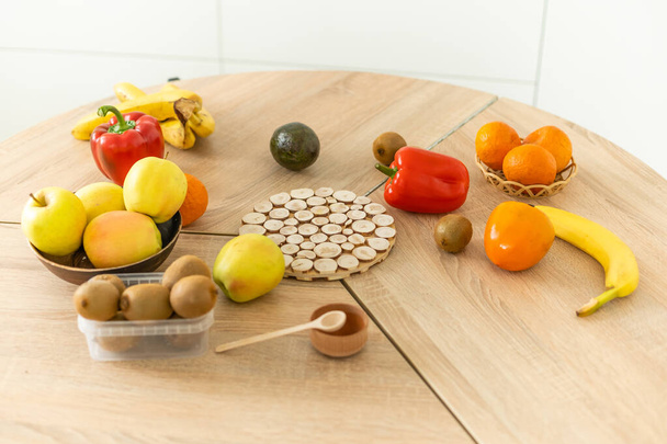 Φρέσκα βιολογικά φρούτα και λαχανικά σε ξύλινο φόντο - Φωτογραφία, εικόνα