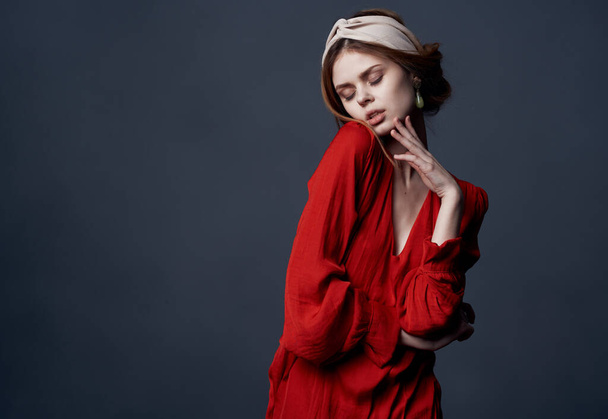 Zarif kadın kırmızı elbise dekorasyonu lüks etnik model - Fotoğraf, Görsel