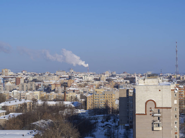 Winter-Kleinstadt im Schnee aus der Vogelperspektive (Stadtpanorama von einer fliegenden Drohne). Kirow, Russland. - Foto, Bild