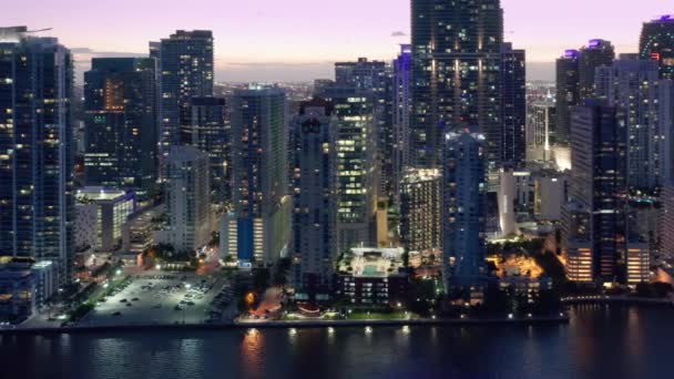 Miami com escritórios de negócios no distrito financeiro. Luzes da cidade 4K EUA - Filmagem, Vídeo