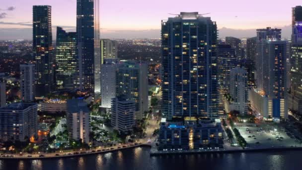 Die Errichtung der Skyline von Miami Downtown aus der Luft. Moderne Wolkenkratzer am Wasser - Filmmaterial, Video