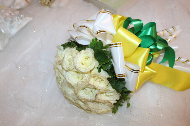Νύφη λουλούδι μπουκέτο σε μπουκέτο την ημέρα του γάμου - Φωτογραφία, εικόνα