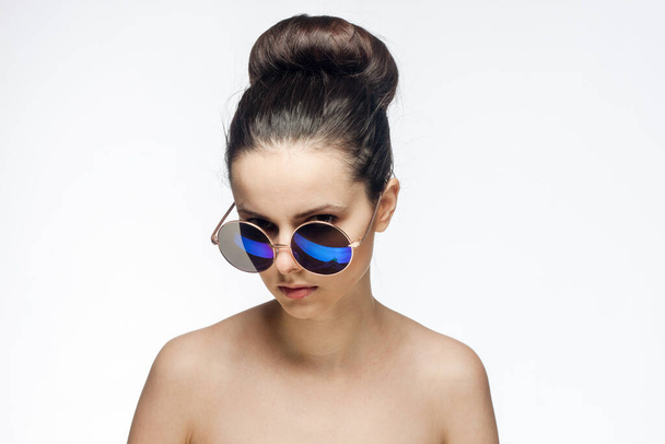 ελκυστική γυναίκα με γυμνούς ώμους γυαλιά ηλίου μόδας απομονωμένη φόντο - Φωτογραφία, εικόνα