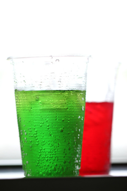 Rot und Grün gesüßter Getränke. - Foto, Bild