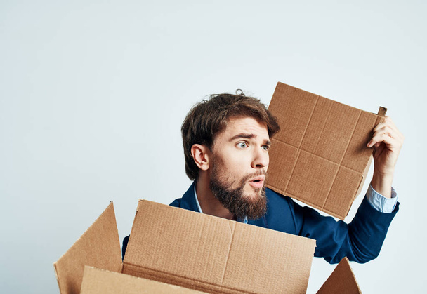 homem com caixas em grupos movendo novo local de trabalho estilo de vida oficial - Foto, Imagem