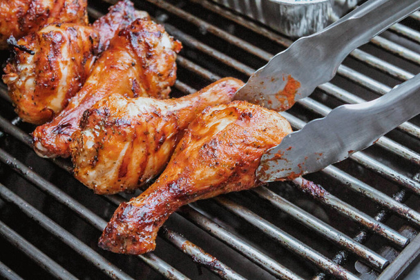 Grillowany kurczak na grillu makro, pyszne mięso gotowane na drewnianych węglach z dymem - Zdjęcie, obraz