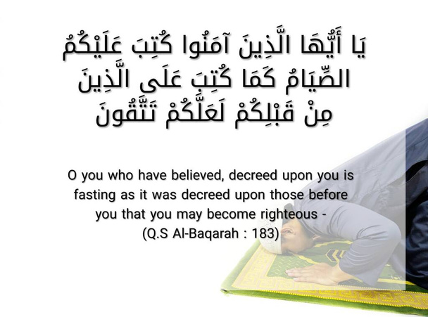obraz cytatów surah z Al-Koranu o poście Surah Al baqarah werset 183 w znaczeniu O wy, którzy uwierzyliście, dekret na was jest post, jak to zostało zadeklarowane dla tych przed wami, że może stać się sprawiedliwy - Zdjęcie, obraz