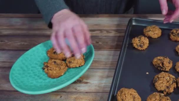Hacer galletas caseras de chispas de chocolate masa  - Metraje, vídeo