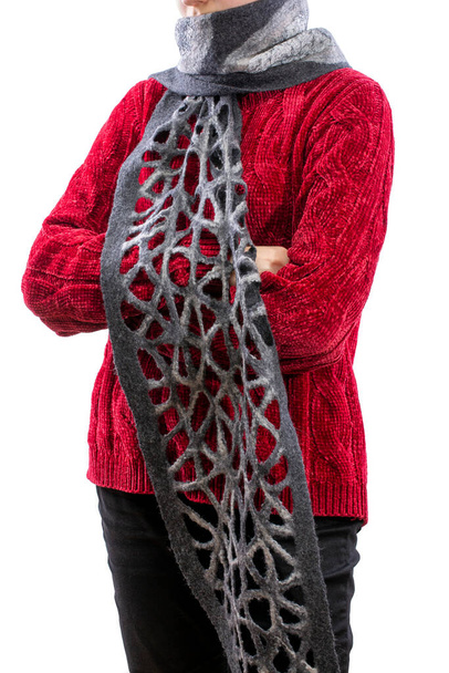 Foulard gris de laine feutrée sur fille en pull rouge - Photo, image