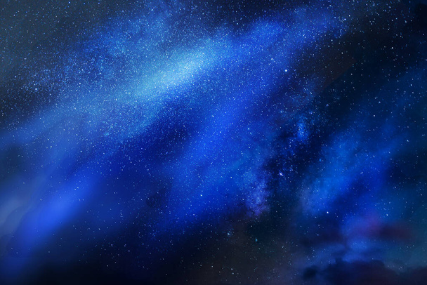 Ночной пейзаж с красочным фоном Млечного Пути со звездами. Звёздное небо летом. Прекрасная Вселенная. Космос - Фото, изображение