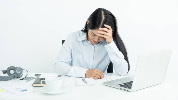 Lavorare le donne asiatiche si sentono stressate, stanche dal lavoro, emicranie dal duro lavoro mentre lavorano in ufficio. - Foto, immagini