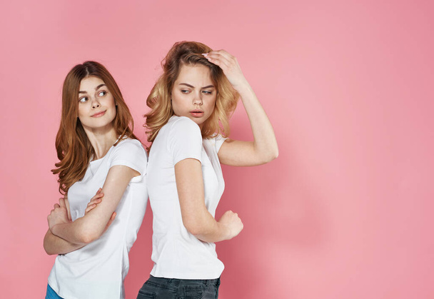 Милые девушки социализации образ жизни Дружба обрезанный вид розовый фон - Фото, изображение