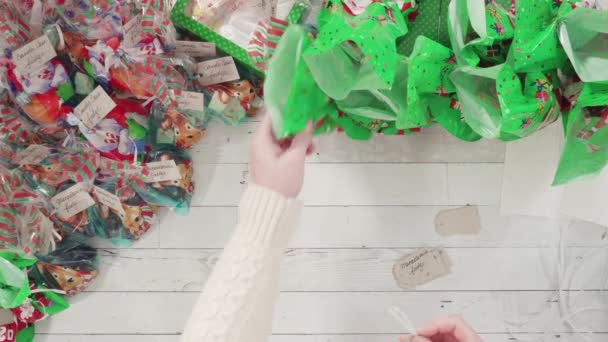 Imballaggio di caramelle e biscotti fatti in casa in una confezione regalo di Natale. - Filmati, video