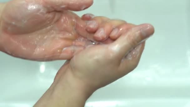 Dokładne mycie rąk mydłem z bliska na tle zlewu - Materiał filmowy, wideo