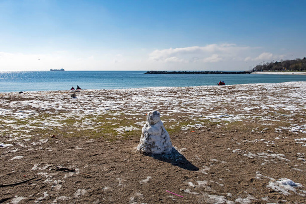 yeilky, Stambuł, indyk.17 lutego 2021. Sezon zimowy widok na morze z dzielnicy Yesilkoy nad Morzem Marmara w Stambule. - Zdjęcie, obraz