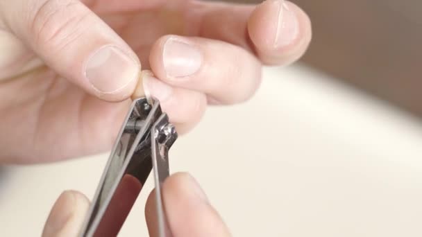 Obcinanie paznokci na dłoni specjalnymi kleszczami zbliżenie na małym palcu - Materiał filmowy, wideo