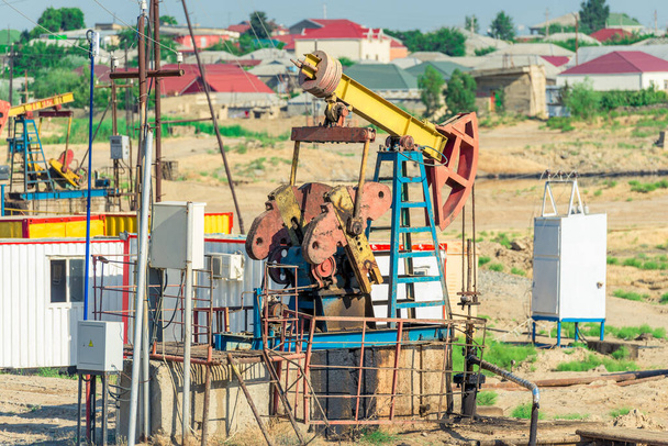 Unidad de bombeo como la bomba de aceite instalada en un pozo. Equipos de yacimientos petrolíferos Azerbaiyán - Foto, Imagen