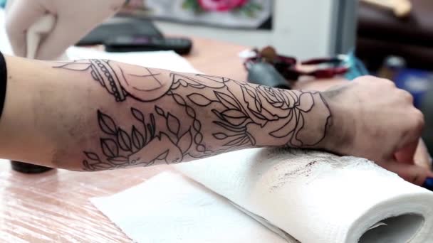 tetování se položila na rameno - Záběry, video