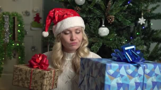 Weihnachten oder Neujahr wirft wütende verärgerte Frau Geschenkboxen raus - Filmmaterial, Video