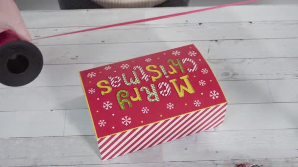 Упаковка саморобного шматка і печива в різдвяну подарункову коробку
. - Кадри, відео