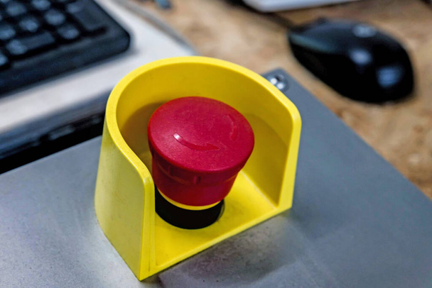 Botón rojo de emergencia en panel negro. Detente. - Foto, imagen