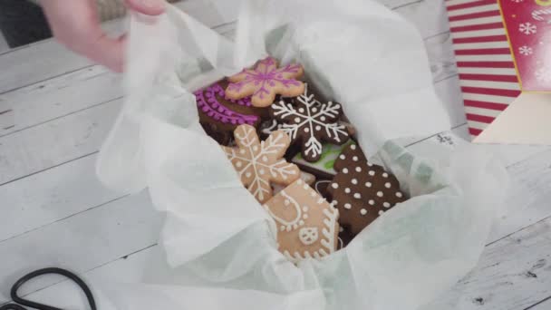 Συσκευασία σπιτική fudge και μπισκότα σε ένα χριστουγεννιάτικο κουτί δώρου. - Πλάνα, βίντεο
