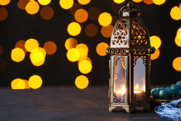 Lampa muzułmańska na ciemnym tle z rozmytymi światłami - Zdjęcie, obraz