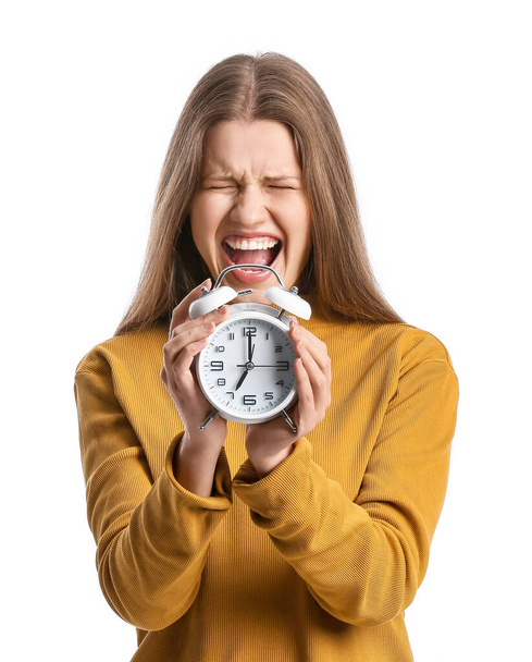 Stres mladá žena s hodinami na bílém pozadí - Fotografie, Obrázek