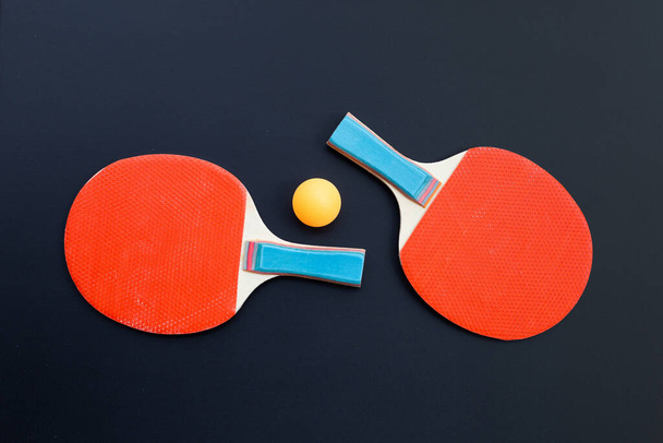 Equipo de tenis de mesa raqueta y pelota. Deporte para el concepto de salud - Foto, imagen