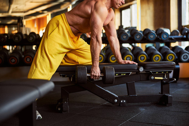Homem muscular realizando um exercício de retrocesso tríceps - Foto, Imagem