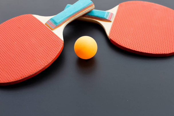 Rakieta i piłka do tenisa stołowego. Sport dla zdrowia koncepcja - Zdjęcie, obraz