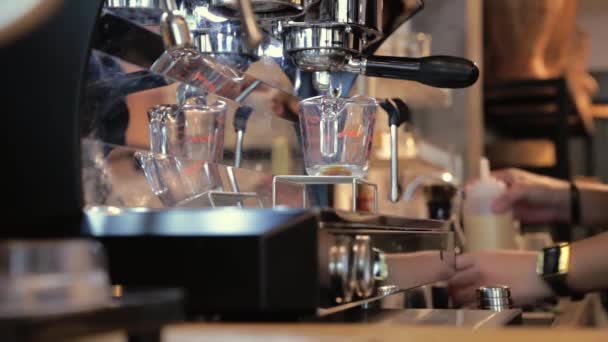 .Il barista fa il caffè di sparo di espresso da macchina per caffè in caffè di negozio - Filmati, video