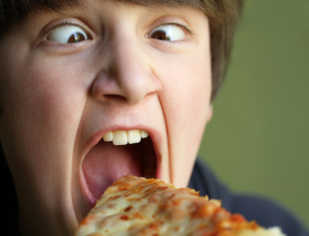 lustiger Junge isst Pizza - Foto, Bild