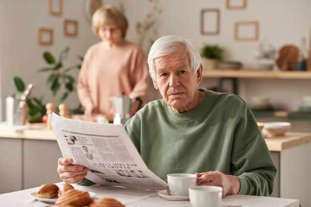 Homme âgé avec journal à la maison - Photo, image