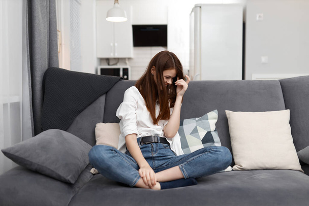 veselá žena doma na gauči odpočinek Komfort v bytě - Fotografie, Obrázek