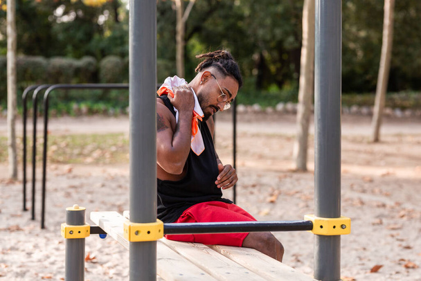 athlète afro-américain garçon, se repose et essuie-tout après la séance de fitness dans le parc - Photo, image