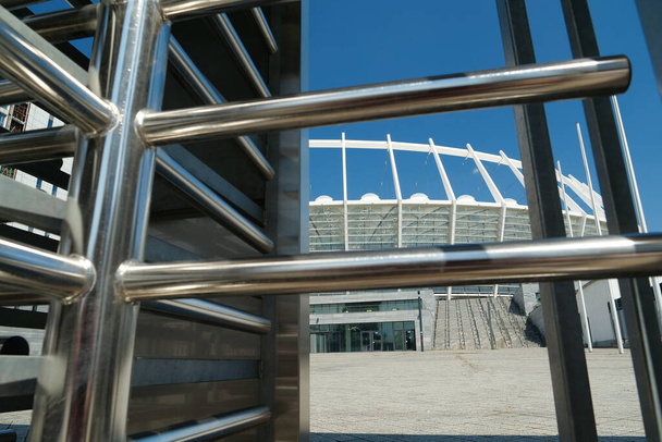 Turnike, Ukrayna 'nın başkenti Kyiv' deki Olimpiyat Stadyumu olarak da bilinen Olimpiyat Ulusal Spor Kompleksi 'nin girişinde. - Fotoğraf, Görsel
