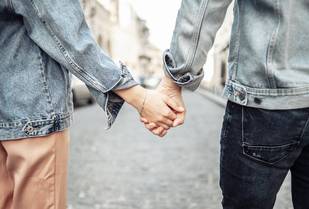 Couple aimant tenant la main en gros plan. Concept d'amour - Photo, image