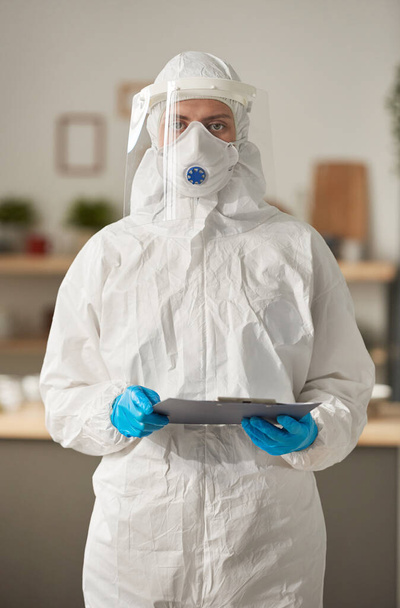Врач в защитной одежде на работе - Фото, изображение