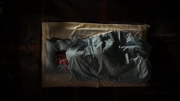 睡眠中の女性トップビュー。女性がベッドで寝ている。彼女は片側から反対側に反転します. - 映像、動画