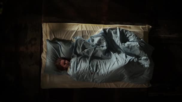 睡眠中の女性トップビュー。女性がベッドで寝ている。彼女は片側から反対側に反転します. - 映像、動画