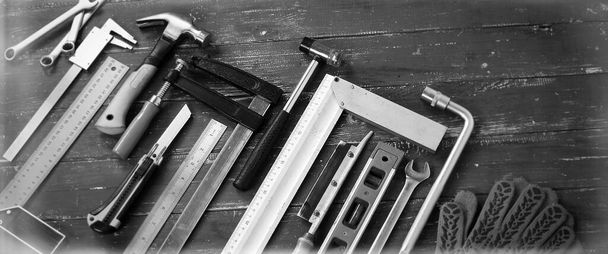 Инструменты крупным планом строительство и ремонт комплекта на старинном деревянном фоне монохромный - Фото, изображение