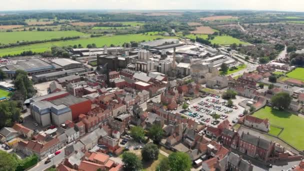 Zdjęcia lotnicze historycznego brytyjskiego miasta Tadcaster położonego w West Yorkshire pokazujące domy i firmy zrobione w słoneczny dzień. - Materiał filmowy, wideo