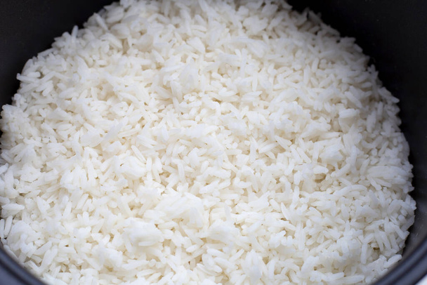 Arroz en una olla de arroz. Vista superior - Foto, imagen